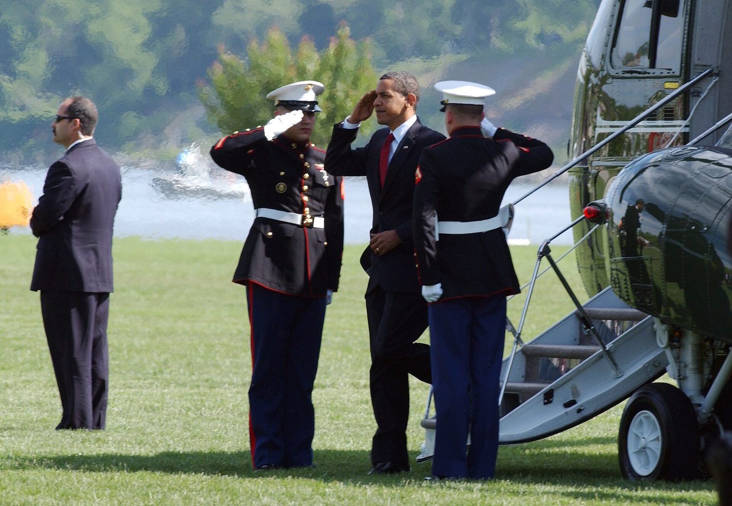 President Obama arrives at the 2009 U.S. Naval Academy commencement, saluting Marines beside Marine One.